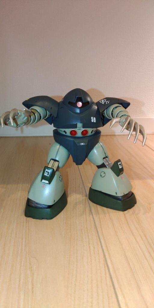 腕部、脚部は零戦を作ったときに余ったスプレー灰緑色を使用しました。胴体はタミヤアクリルのフィールドブルー、足、膝、バックパックはオリーブグリーンを使用。