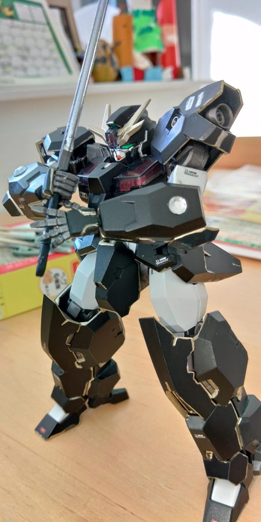 バルバトスの太刀試しです。塗装のコンセプトは悪くなかったと思うんですが、イメージを形にする技術と根気が足りませんでした😱最初は前腕の3mm穴を100均のデコシールで埋めてました。