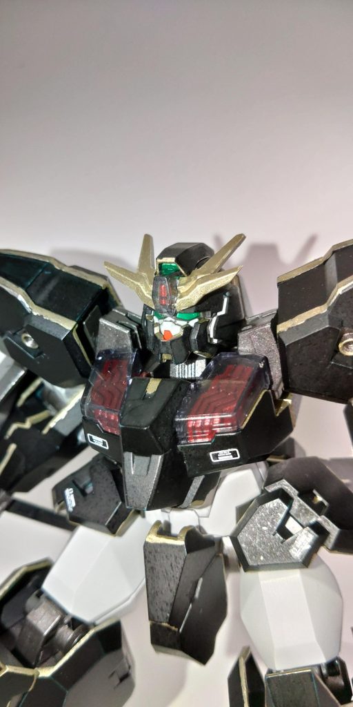 ウルの顔を見た時に甲冑の面具?のように見える部品があったので、そこから甲冑のような塗装にしようと考えました。甲冑のカタログを見ながら塗料(アクリルと水性)の在庫と相談してこの色になりました!外装はフラットブラックにチタンゴールドで縁取りとアクセントを入れてます。フレームとバーニアは焼き鉄色で、すべて筆塗りして、デカール後のトップコートは半つやです。