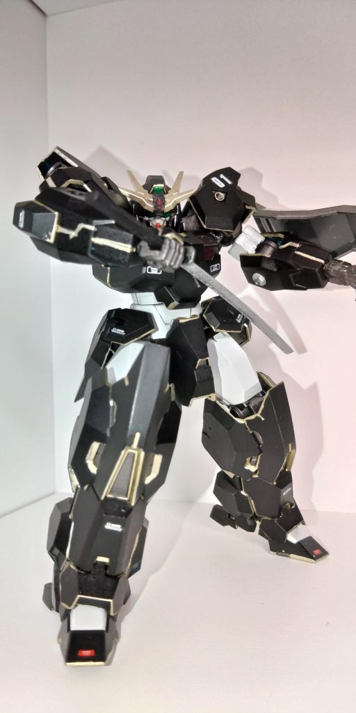 甲冑がイメージなので、武装も刀にしました!息子(6)がバルバトスの太刀を貸してくれたのですが、イメージに合わず、境界線記ウェポンセット5から湾曲刀をチョイスしています。刀のみだと軽装すぎると思ったので、同じセットから、装甲を前腕の3mm穴に差し込んでます。(でもなんかしっくり来てません💦)