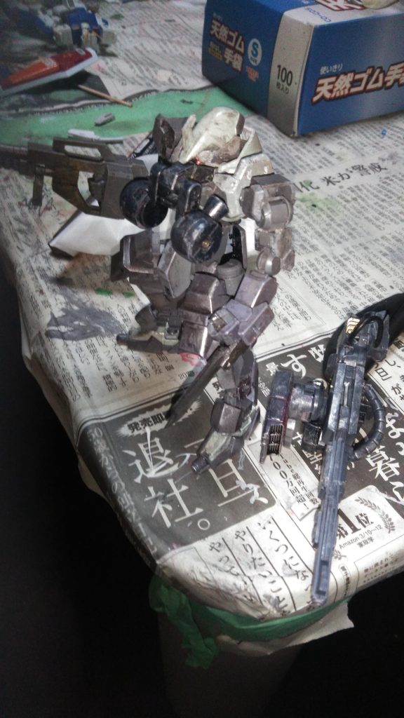 随分前のやつ。ちょうど一月前くらいに写真を撮ったやつなのですが、この頃はだいぶ今に似てきてはいますが塗装がくっそ汚い上に試行錯誤でトンファー持たせてみたりとやりたい放題でした。また、右下にあるのは今改造してる支援メカです。多分出すよ、多分