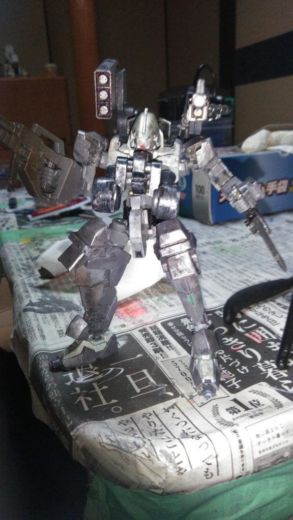 すみません、写真をミスって消してしまったらしく、随分昔の駄作のデータが消えてしまいました…(土下座)なのでここでは手を加えたところを話して〆にしようと思います。まず顔。基本的にはグレイズと大差はないですが、フェイスのみディナイアルに。ディナイアルのへの字を消したものをつけています。次にボディ。宇宙用グレイズのパーツとグレイズリッターのパーツを接着し胸部に固定。また背面にもジャンクでブースターをつけています。次に腕部。ヤスリでガリガリに削ってフラットにし、フロントスカートを接着。後ろにはバトルアームアームズの3mmを移植しています。そのまた次に腰部。風穴の空いたフロントアーマーにランナーをぶっ刺しカットして接着。ついでに削って完成最後に脚部。太ももにムーンガンダムの肩のパーツを接着。足先をビルドストライクに変え、それにさらにRGビルドストライクのビームサーベル、RGストライクのアーマーシュナイダーを接着しています。最後だといったな、あれは嘘だ。てことで武器の解説。マシンガンには何も手を加えていないためカット。メイスブレイド及びショートブレイドですが、まず鞘はビルドストライクのランナータグにビルドストライクのパーツと、MG.kaのクロスボーンガンダムX1改のスクリューウェップを接着。ついでにジャンクを貼り付けて。ショートブレイドは先端を4割型カットした後にやすり、削りで切る前と同じ形に修正。解説終わり!!!!!!()ここまでのご閲読ありがとうございました!!!!