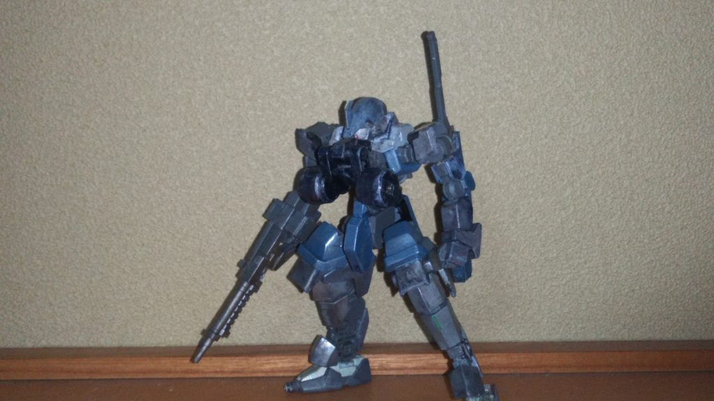 型式番号EB-06BC-RAVENガングレイズとある独立したメタバースプレイヤーが作成したグレイズを元にした機体。全身はグレイズとはさほど変わっていないように思えるが、全身各所の所々のパーツがビルド系のパーツや宇宙世紀のパーツで構成されている。また、本機は夜間や宇宙での戦闘時、音も無く奇襲し相手を狩ることから、レイヴン…カラスの型式が授けられている。これが出来る訳は、胸部から強力なレーダージャマーを発し、その上装甲内部に取り付けられた冷却装置により、熱探知及びレーダー探知からその姿をキレイに消しているためである。