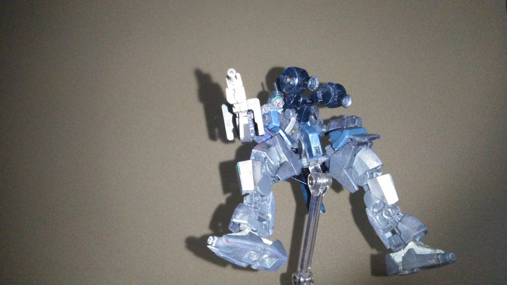 本機の武装その1マシンガン。元のグレイズとは全く変わっていないように見える武装だが、胸部に内蔵された大型ブースターとAMBACの応用により、変則的な動きで相手を追い詰めれるようにチューンされている。