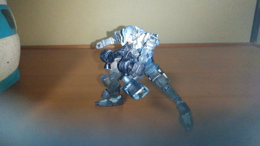 本機の武装その1/2メイスブレイド。大型のメイス型の武器である。使用する際は棍棒のようにではなく、斬りつけるようにして相手の装甲を破壊する。小柄に見えるそれからは発揮できないような威力であるため、奇襲にはもってこいの兵装である。また、先端からは短時間ではあるがビームを展開可能であり、それで実弾が効かないSEEDの機体にダメージを与えることも可能。