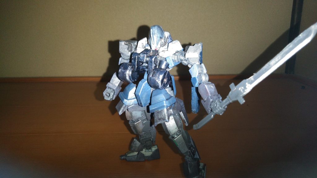 本機の武装2/2ショートブレイド。本機の「メイスブレイド」は鞘としての役割も兼ねており、この形態になると攻撃性は落ちるがメイスブレイド時の50%上のスピードで斬りつけたりなどが可能になる。言うなれば、「威力落ちるなら数でゴリ押せばいいじゃん?」…である。