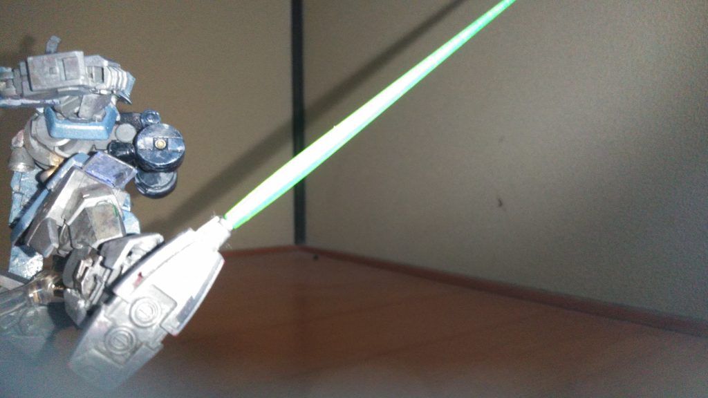 本機の武装その3レーザーダガー。この兵装は主に相手との距離が極端に近い際の不意打ちとして使われることが多い。また、かなりの高出力、高排熱なため、これを使うと熱探知に引っかかってしまうことがあるため、そこ迄多用が出来ない兵装でもある。