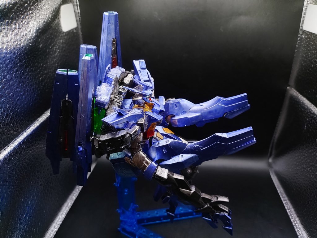 ◯アクションドッズライフルは変形機構等をふまえて使い勝手が悪いため装備していませんが、バックアップからビーム砲「ドッズヴェスパー」展開し、砲撃を行う事が可能です。本機は高性能AI ALICEを搭載し、またプラフスキーリンクシステムによって疑似パーメットリンクシステムを持ち、AIと脳とのリンクによる機体制御により、安定した高速移動が可能です。