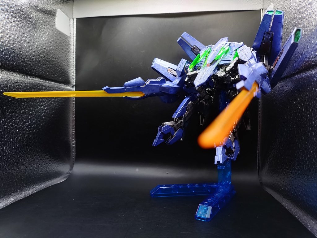 ◯通常モード 説明とある世界の名も無いモデラーNo.023が手掛けた機体。チャンピオンに惚れ自分もage2を使用すれば強くなれると勘違いをしage2マグナムを見よう見まねで作成。しかし、出来も腕もよくないので敗戦ばかりでした。諦めようとした時に貴重なフォロワーからアイデアを称賛された事を思い出し、age2に自身のアイデアを武器にして完成した機体です。基本的に、自信のなさからこの形態を愛用し、狙撃に徹します。ただし腕から巨大なビームサーベルを展開可能で、不意をついて切り倒します。