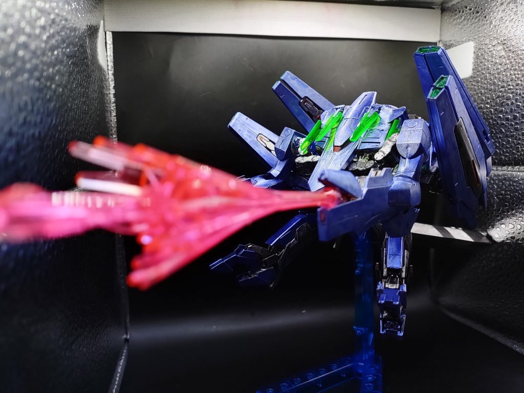 ◯アクション腕自体が巨大なビーム砲になっているのと、背部に4門高火力のビーム砲を持ちます。背部のビーム砲はビームシールドを発生させる事が可能で、防御力の高い堅牢な機体に仕上げています。また、写真のように大型のエネルギータンクブースターを装備可能です。