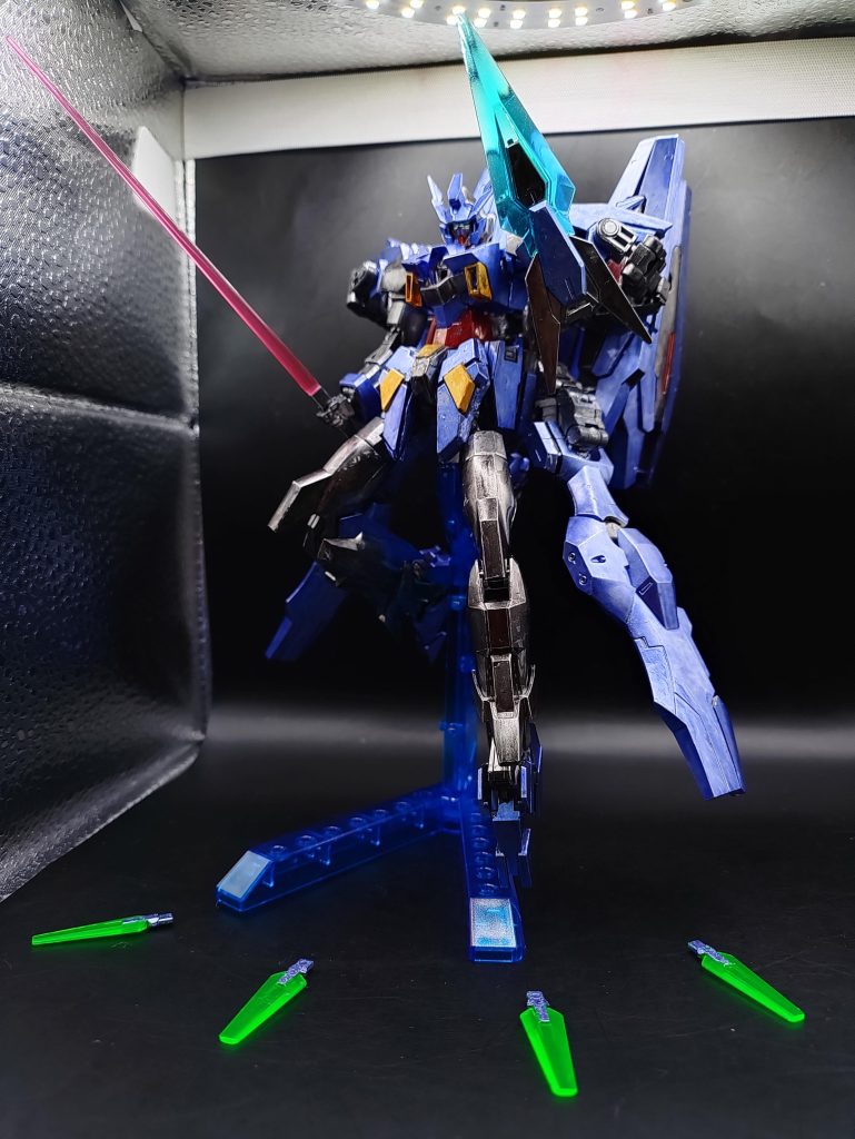 ◯説明マグナムモードはマグナムR本来の姿で、age2マグナムを基本とし、バックアップに大型のシェルユニットが内蔵したキャノン砲を4基とリーサルモード用のセンサーユニット、砲撃・斬撃・ブーストが可能なドッズヴェスパー、Cファンネルが4基装備しています。またシグルシールドは展開式になっており、普段は腕に収納されています。ドッズライフル、fファンネル、シグルシールドは排除しているため、元は同じでも完全に別機体のような動きをします。