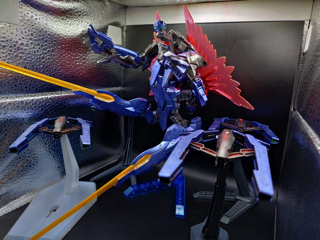 ◯アクションALICEガンドビットが、バックアップから分離し、バックアップから光の羽が展開します。機体とガンドビットを自由自在に操作可能で、他機体ではついていけないような高速移動が可能です。また、スコア6の能力によりオーバーライドも可能としています。