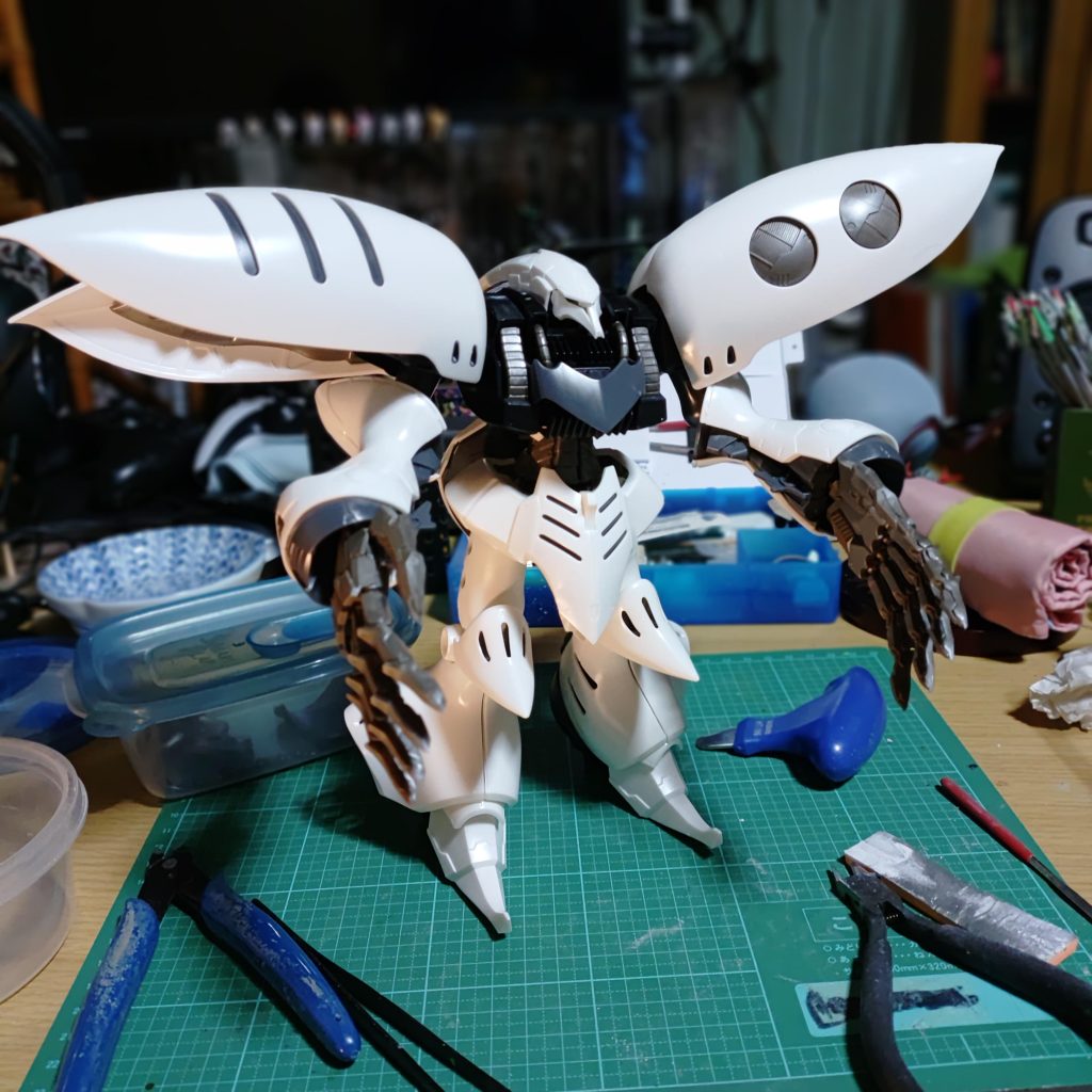 成形色も白が素晴らしく捨てがたかったんですが…噂通りこのキット汎用性が有り過ぎてジンキチカラー(パラレルジオン軍)にしました(笑)