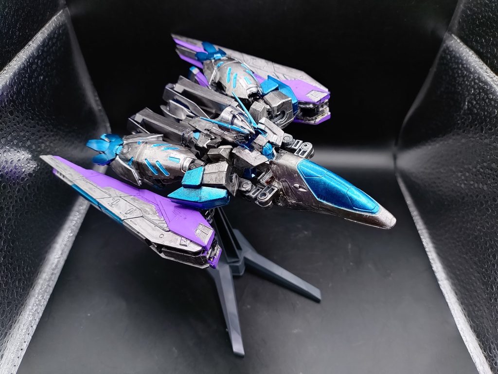 ◯MA形態(巡航モード)まずは戦闘機である本機の通常形態です。今回は王道な戦闘機をコンセプトに、空中戦に特化した特務機を作成しました。通常の戦闘機と異なる点は主翼がヴォワチュール・ユニットになっている点と可変式になっている点があり、戦闘機に不可能な空中静止も可能で三次元的な移動ができる事が上げられます。