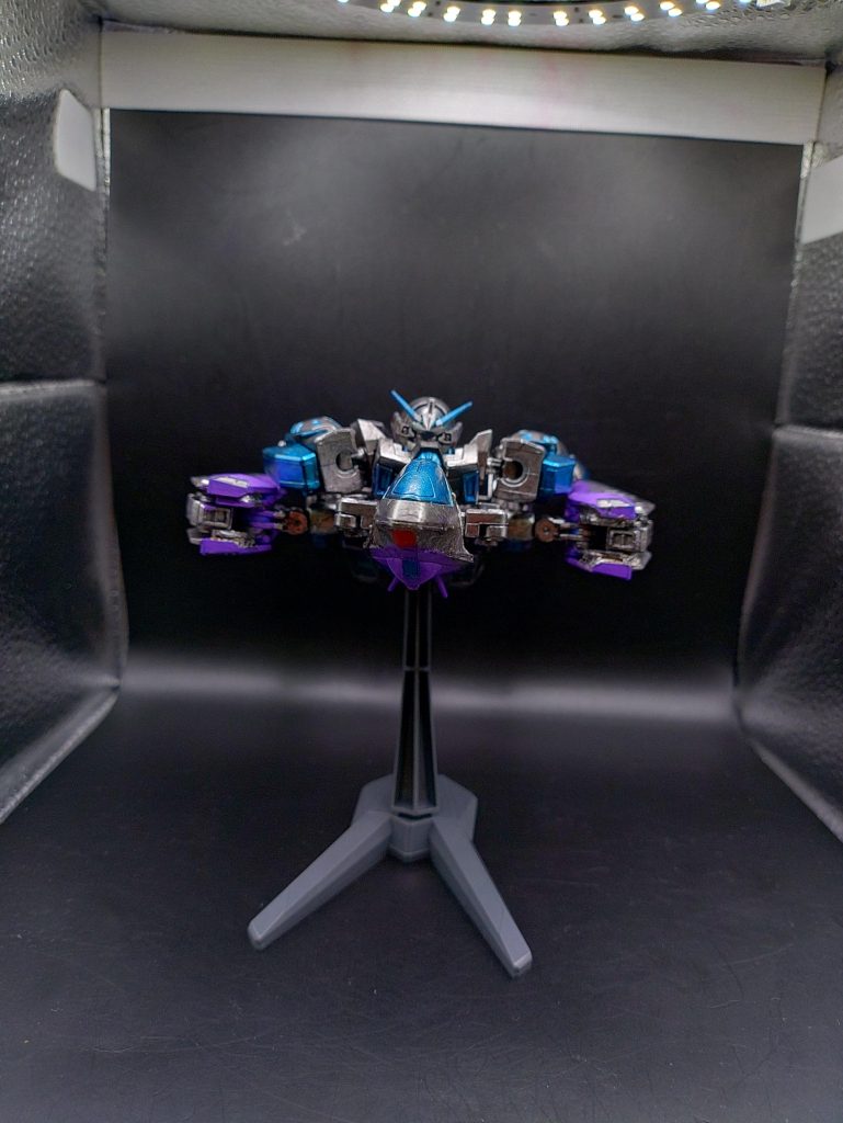 ◯正面王道な戦闘機として追求したため、前からの空気抵抗を少なくするように機体は可能な限り薄く、武装を減らし重量の軽減をしています。主翼は可変翼となっており、畳む事で被弾面積や抵抗を少なくしたり広げる事で滑空する事が可能です。