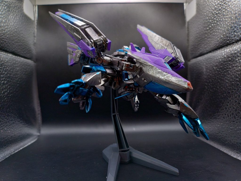 ◯武装・ピクウス頭部バルカン×2・肩部 ルプスビームキャノン×2・フェンリル クロービット×2・バラエーナⅣ プラズマ収束砲×2・クスィフィアスⅣ チェンジリンクレールガン×2・ジェネシスレイ 超遠距離マイクロウェーブ発生砲×1・ミサイルポット※任意◯特殊兵装・ニュートロンジャマーキャンセラー・ハイパーデュトリオンシステム・ヴァリアブルフェイズシフト装甲・マルチロックオンシステム・ヴォワチュール・リュミエールシステム・ミラージュコロイドシステム・超遠距離狙撃用センサー・ピンポイントニュートロンフライト