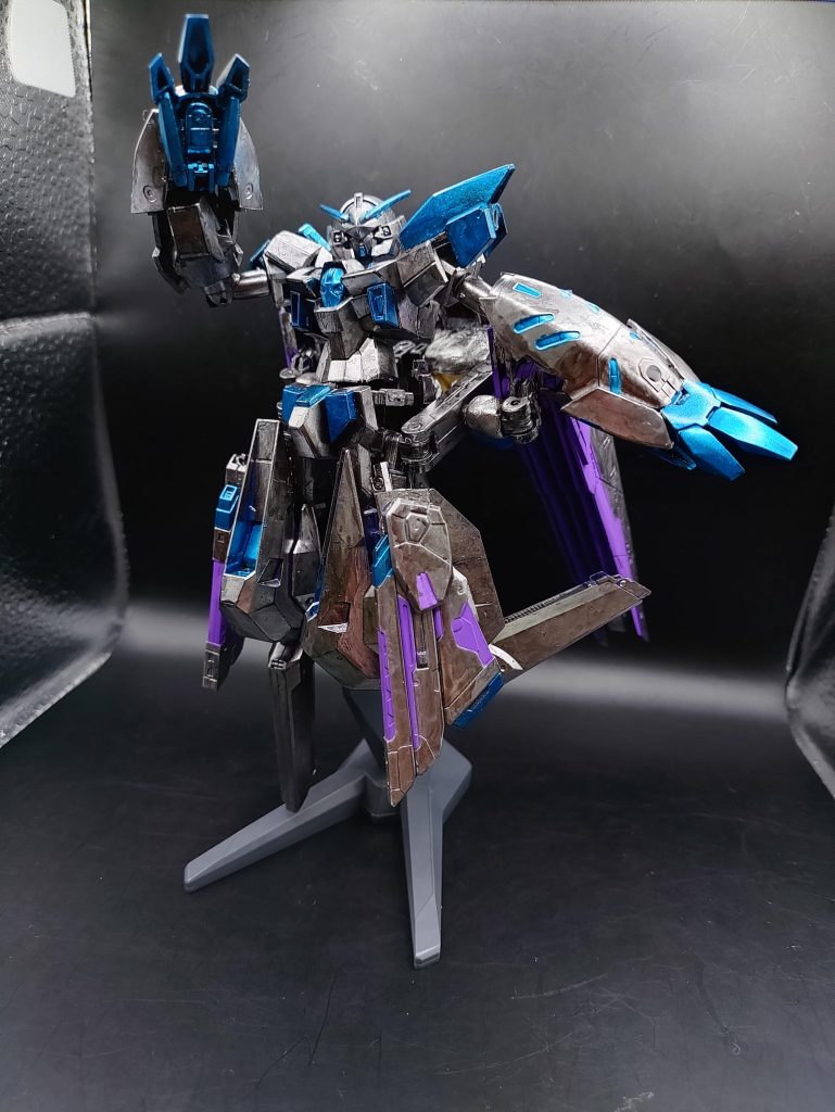 ◯MS形態「へーんしんっ☆」という事で、基本的に戦闘機として運用するためめったになりませんが、MS形態に可変します。運用方法に似合わない、妖精や天使を彷彿させるような少し可愛らしい雰囲気にしてみました。この形態は対エースMSのための最終形態で、近づかれてしまったり殲滅できない場合のみ、変形します。メインウエポンは腕のクローで、先端は実体刃のためビーム兵器を無効する機体にも有効で、また飛ばしてビットとしても使用可能でどのような敵でも倒せるように、多機能な武装で戦います。