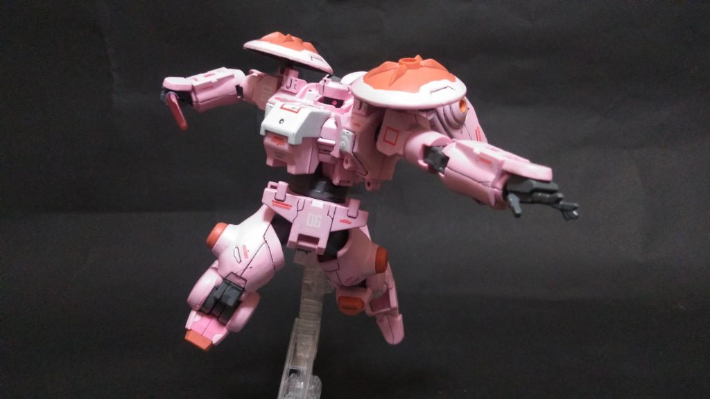 格闘戦　手首は次元ビルドナックルズの角型、パイタォシールドは同じく旧キットシェンロンガンダムのものを二つ使いました。無改造で肩に取りつけられます。