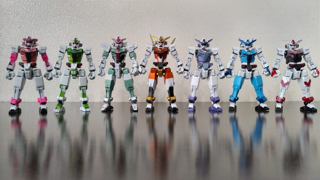 おまけその2今までのシンフォニックガンダムの素体を並べて比較。う~ん多い!!横に並べるだけで撮影スペースがもうギチギチ!