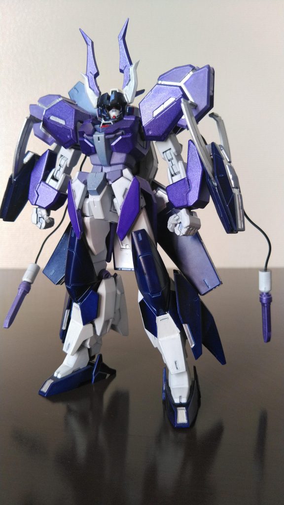 「歪鏡 ガンダム・シェンショウジン」対シンフォニックガンダム用に開発された紫のカラーリングが特徴的な幻の機体。相手がシンフォニックガンダムであれば問答無用で倒せるが、そうでもない者にはあまり効力がないピーキー性能をしている最弱で最凶のシンフォニックガンダム。カラーリングは元のシェンショウジンが地味なカラーだったので今まで作ったシンフォニックガンダムに合わせたオリジナルカラーになっています。
