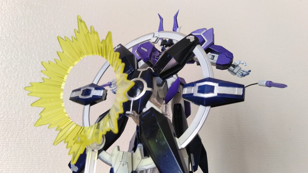 「流星」脚部のアーマーを展開して広範囲を殲滅できる強力な光線を放つ技。本来は脚部のアーマーをちゃんと展開したかったのですが技術的に難しかったので見た目だけの再現です。