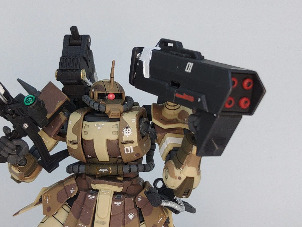 4連ミサイルランチャーバックパック左側に追加装備された兵装、間合いを詰めたり牽制用に使われる。