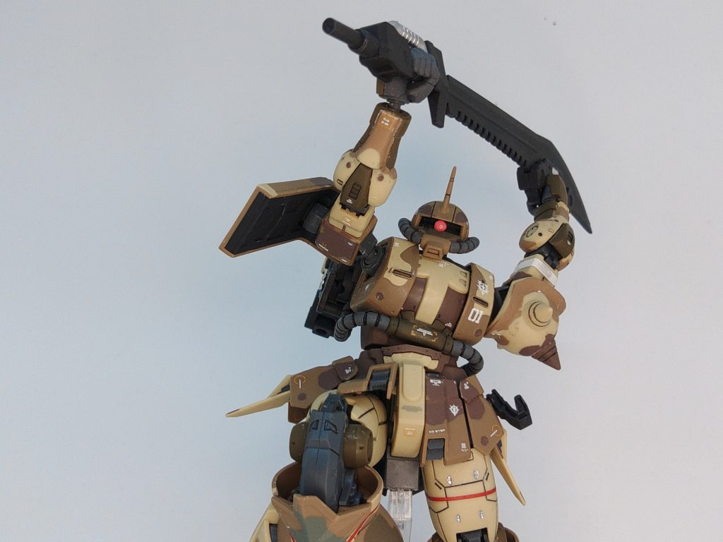 大型ヒートソードは刃の部分にグリップが付いており叩きつけたり相手の近接攻撃をガードするときに重宝する。