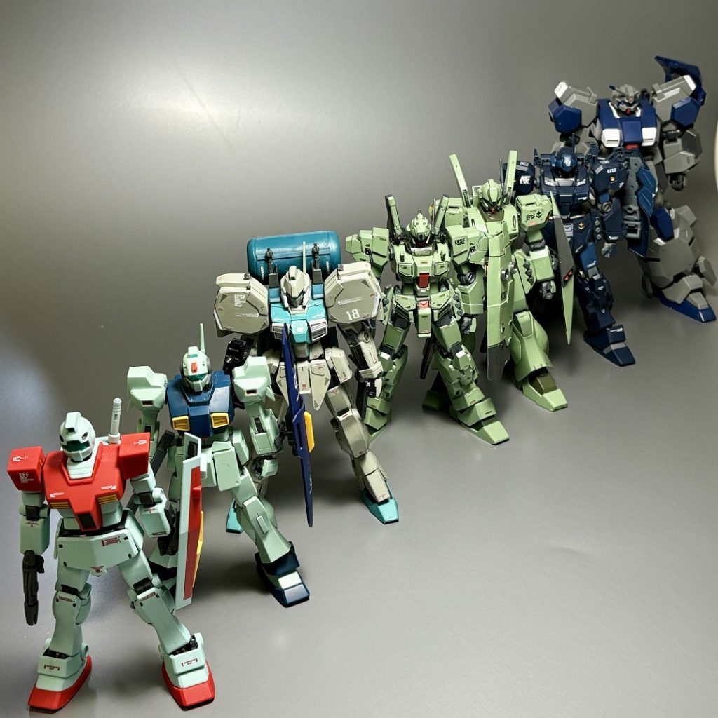 「ジム系」をメジャー機で並べてみました。ネロとジェダの立体物が揃うことって滅多にないですから、かなりのレアショットのはずです（ちなみに、この一枚を撮影するためだけに一晩かけて素のジムを部分塗装しながら作りました）。HGUC ジェダ 風https://gumpla.jp/hg/738713