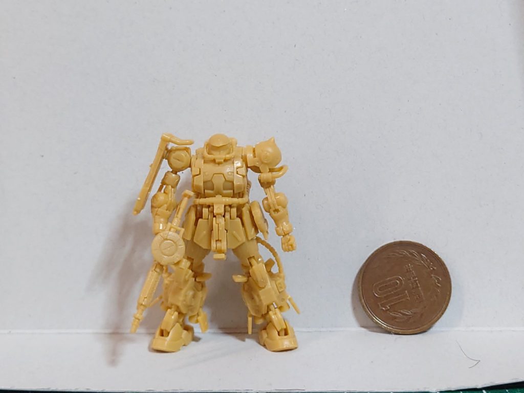 普通に組んだ素組み状態ですサイズは10円玉との比較でこんな感じです