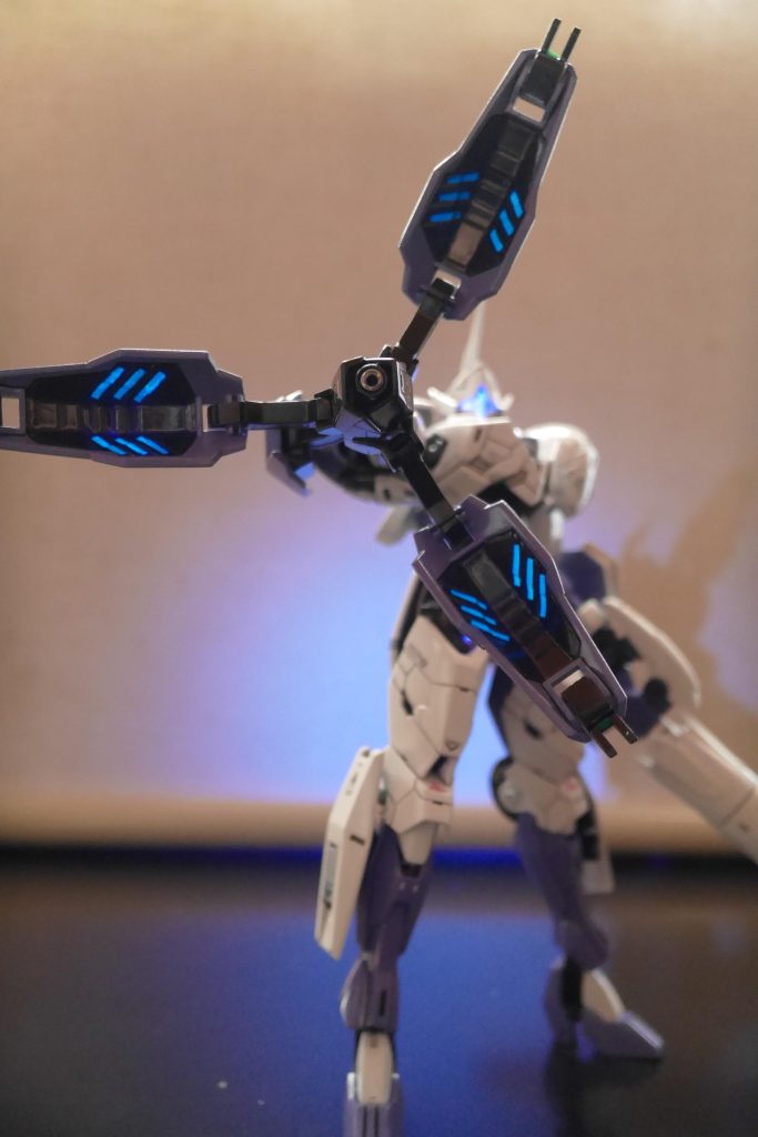 ビームブレイサーの発光部はブルーグリーンで光らせたかったので付属のシールは使わずに塗装とマスキングを数回繰り返し重ね塗りで表現してみました。