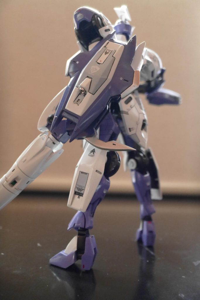 ブレードは開閉します。爪先と踵はプラ板で一回り大きく形成しました。