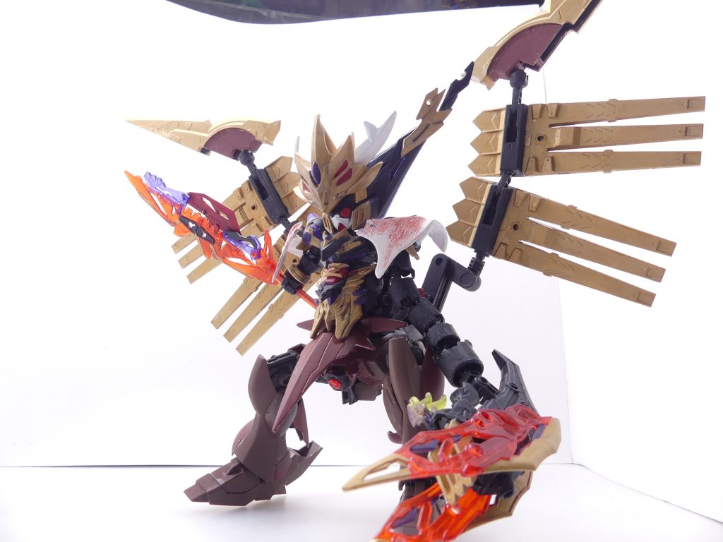 【ここから追加分】モンスーツ・ガンダム(合体形態):モンスーツの魂を合体させた最強形態。実際にはスケールチェンジを行い、「オペレーション・メタ・キルゴア」の終盤においてデビルガンダム級の超巨大なボスとして君臨した。「キルゴアプログラム」は強制解除されたため、当初の条件である「メタ・キルゴア」に属していたもの(アルザスと勇者パーティー、サラハチ)、そして必殺技でしかダメージを与えることはできない。第2改紹介のサイクロプスと合体。サイクロプスは上下を逆にし腰・翼パーツをつけてガンダムと接続。