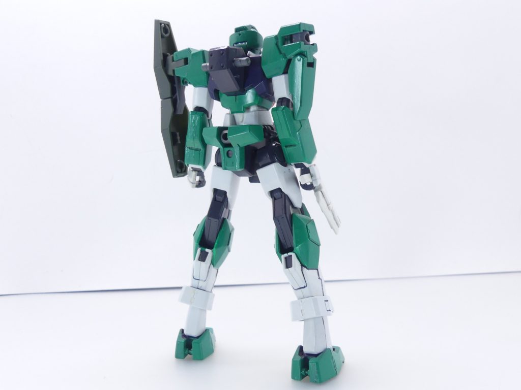 後ろから。各パーツの付き具合などは'00年代当時のままです。当時の筆者はもちろんガンダム大好きガンプラも逐次購入・・・ではありましたが、下手すれば一機作るのに数年というくらいに改造には興味が薄め(当時大学生)。もう一機セラヴィーベースで製作しているのですが(そしてダブルオーの大群は残されたり改造素材にされたりした)、それには本当に凄い時間をかけました。当時は投稿サイトも筆者ブログもなかったもので。そんな中で完成した一機がこちらです。