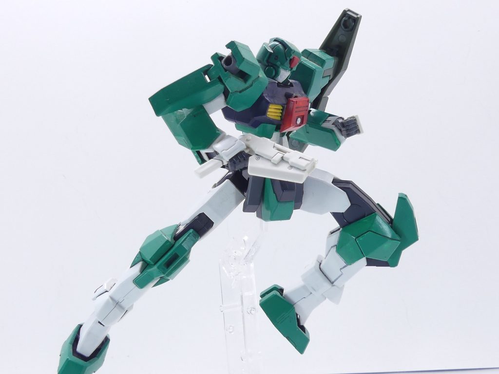 ケルディムをベースに・・・というか本体のほとんどを使用。顔はバイザー顔にしてGNアーチャー風に。胸に付いているのは旧キットのアレックスの腰アーマーです。GNドライヴは付いていませんが・・・恐らくコンデンサー駆動でしょう。全身のジョイントは残ったまま、左肩にシールドビットを2基装備。メイン武装はGNビームピストルII。