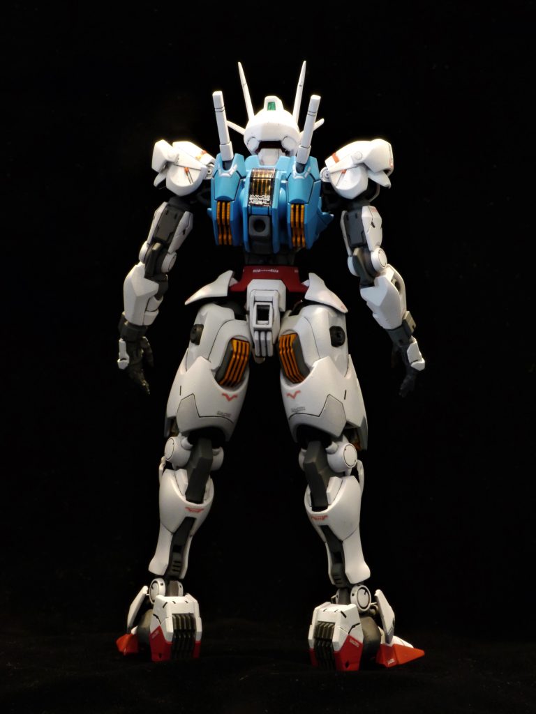 お尻を引き締めるように股関節を削り込んでㇵの字に開くようにしました。