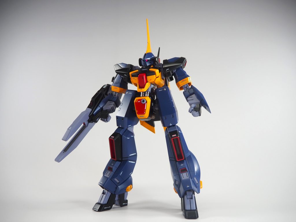 通常形態フロントプレバン限定のA.O.ZReboot版バーザム全身に追加のディテールを入れた事と一部分割構造を変更し消せないはずの合わせ目を消す処理をしている