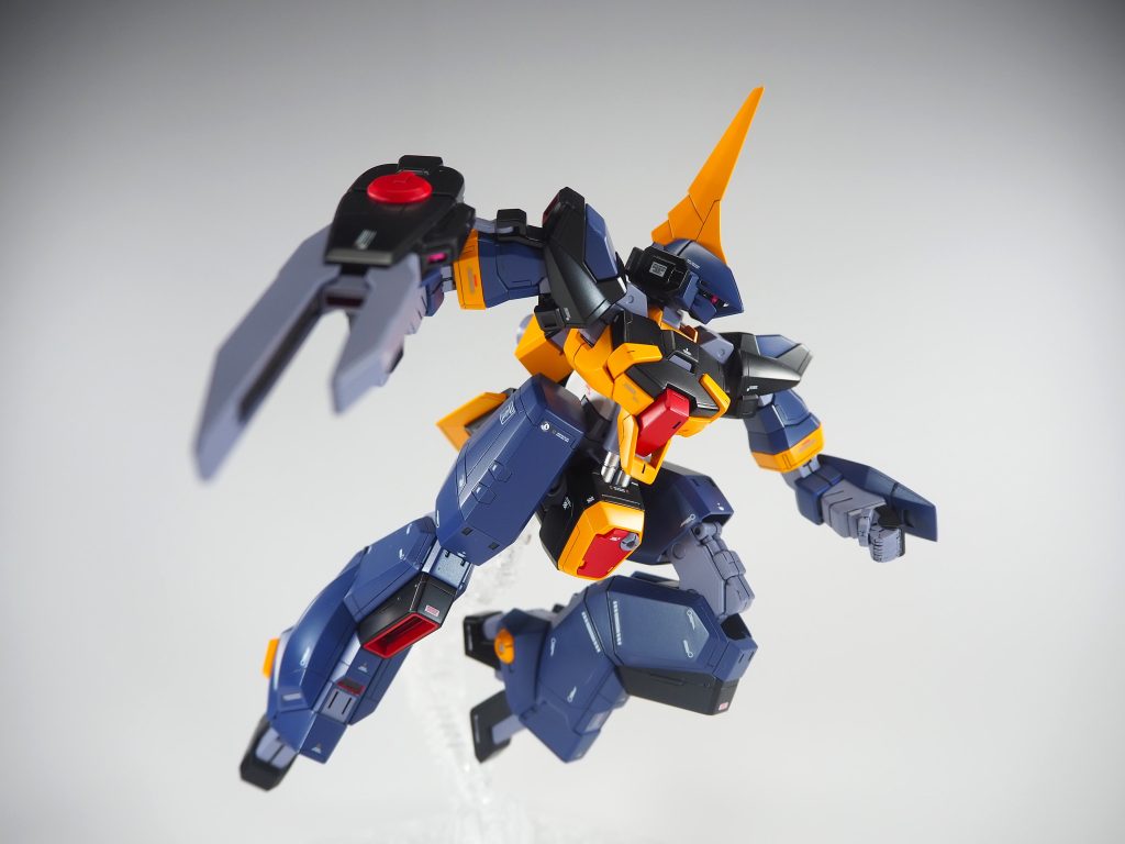 可動周りは元のキットが優秀なため特に手を加えていないストレート仕上げハンドパーツは現在BOOTHにて発売中の自作ハンドパーツ【YMCロボットハンド】を合わせて使用