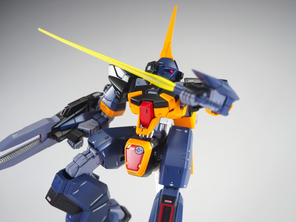 ライフル裏面などの肉抜き箇所はプラ板でディテールパーツを作って穴埋めモノアイは存在感を出すために発色がとても強い蛍光ピンクで塗装