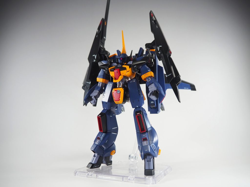 バーザムディフェンサー(スーパーバーザム)形態フロントバックパックがMk-Ⅱなので差し替えで取り付け可能デザイン的に足裏の接地面積が狭いのでスタンドは必須