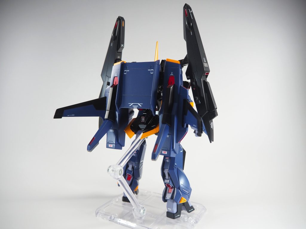 バーザムディフェンサー(スーパーバーザム)形態リアGディフェンサーにもタガネでスジボリを行いパーツ分割の変更、合わせ目のディテール化等を行い全体的な情報量を追加