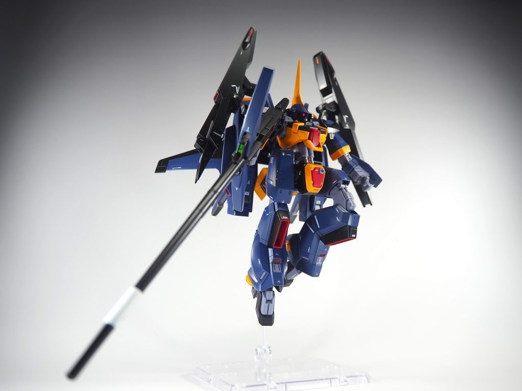 A.O.ZReboot版のバーザムはプロポーションが通常版のバーザムと比べ細めのスタイリッシュなのでディフェンサーを背負っても可動周りも特に干渉することはなく全体的なバランスも〇(Mk-Ⅱバックパックの接続による加工は必要だが)