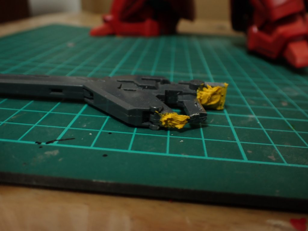 シナンジュのライフルは後ろを切断して穴はポリパテで埋めました。