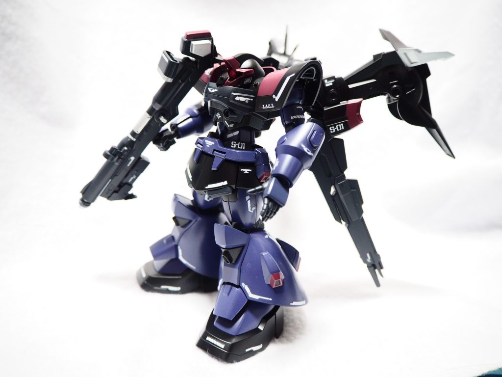 腹部はバルバタウロスのお腹パーツを用いて延長＆可動拡張＆重田作画ぽくグンと伸びた印象に。武装のバズーカはジャンクもりもり、実弾のマガジンを取り払い太ビーム撃てそうなデザインにしました。