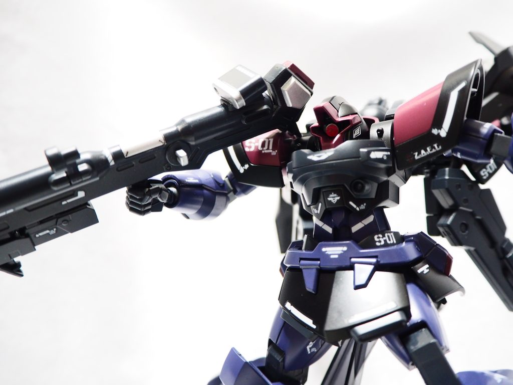 モノアイ部分は全シールだったのでぶち抜いて出来たスペースに手首用の古いタイプのポリキャップを仕込みボールジョイント可動させています。目が大きくなったのでそこまで動かせないけど表情はある程度付きます。