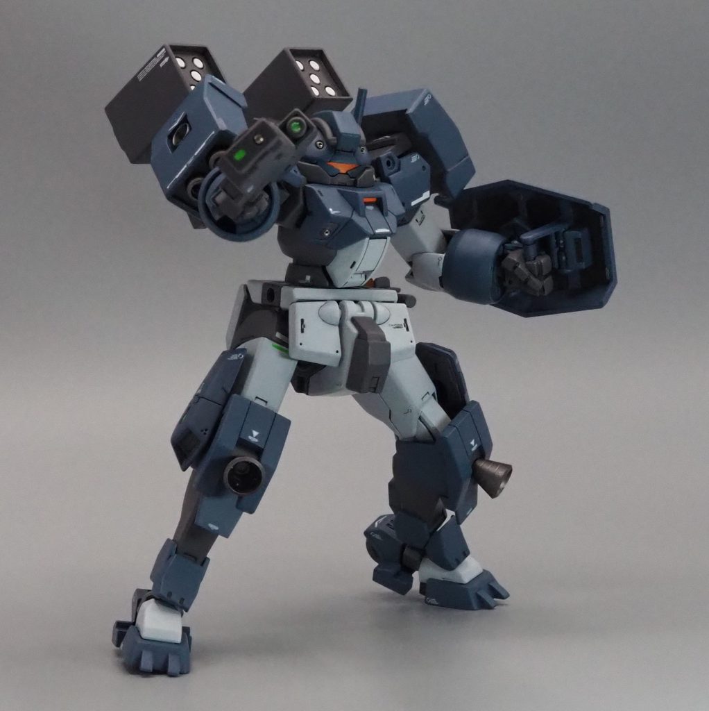 ライフル・ミサイルはプラ板で箱組したものから作成。照準レンズがお気に入りです。脚部の可動式スラスターはデミトレーナーのままでは接続位置が下過ぎたので、膝アーマーを作る際に接続位置を変更しています。