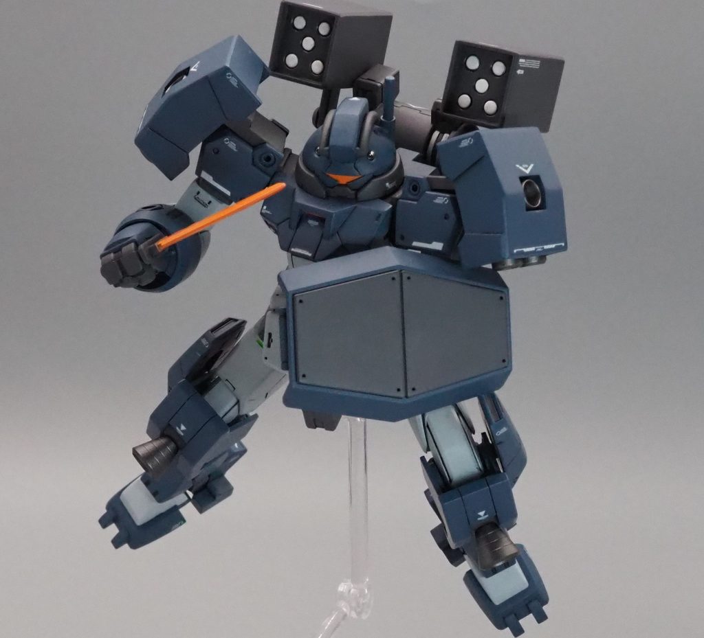 テレビでは装備していなかったナイフとシールドも追加。他メーカーはビームサーベル装備しているのにブリオン社はスタンロッドだけ…?