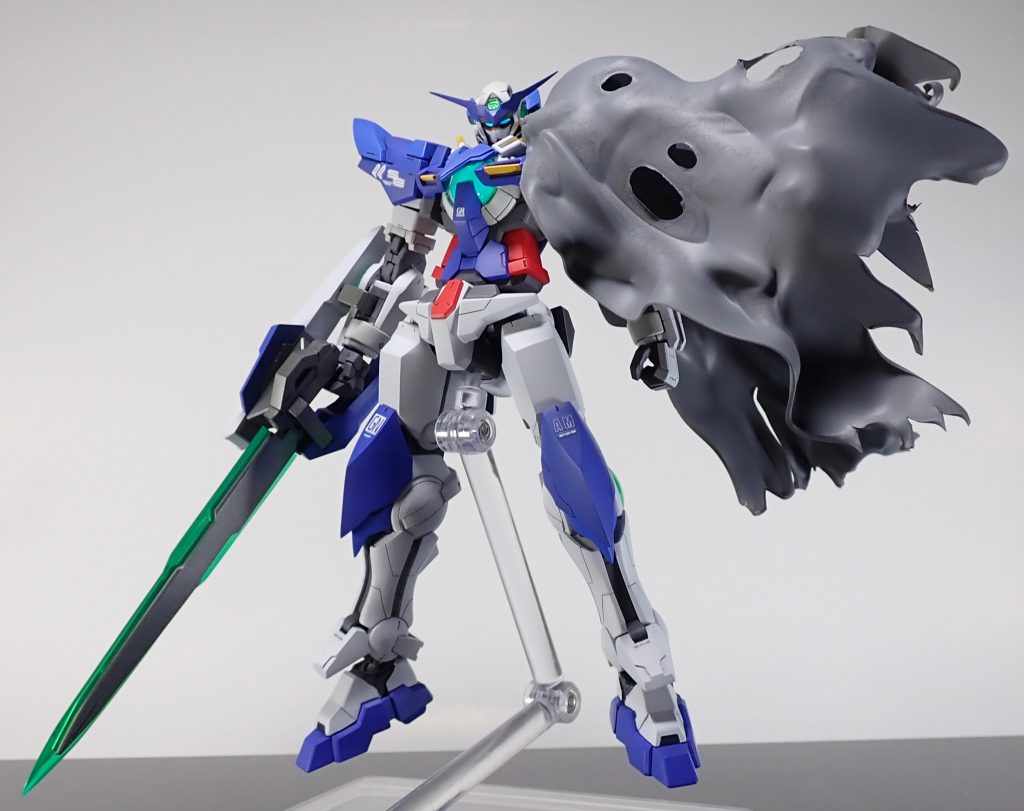 マントはプラ板を炙って作製しました。ボールジョイントで接続したのである程度動きを付けることができます。胸部のグラビカルアンテナや、黄色のフィンをプラ板から切り出して製作しました。本体はMGを参考に細部まで修正しました。後日アメイジングエクシアもアップ予定ですので詳細はそちらに記載します。