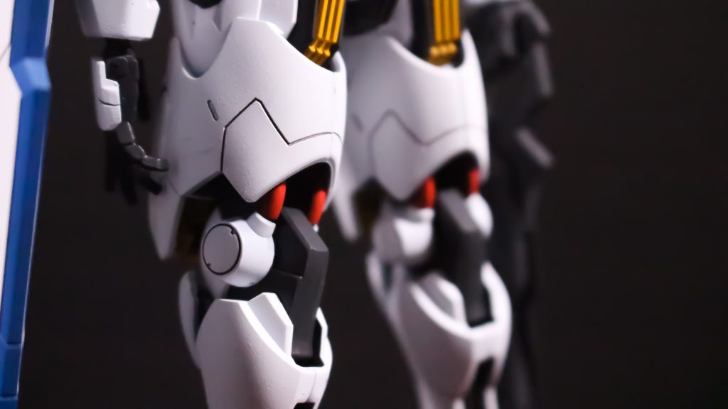 足の動力パイプは、赤で塗装してアレンジしています。チラッと見えているのがいい