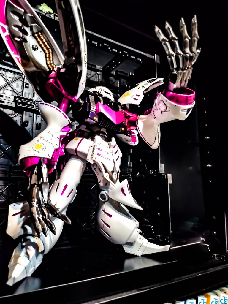 塗り分けした内部がお気に入りです。パイプ部にパールカッパー→全面にExブラック→スラスターにルビーレッド→残りにスターブライトアイアンです。外装の裏打もピンクで塗り分け。いいアクセントになったと思っています。