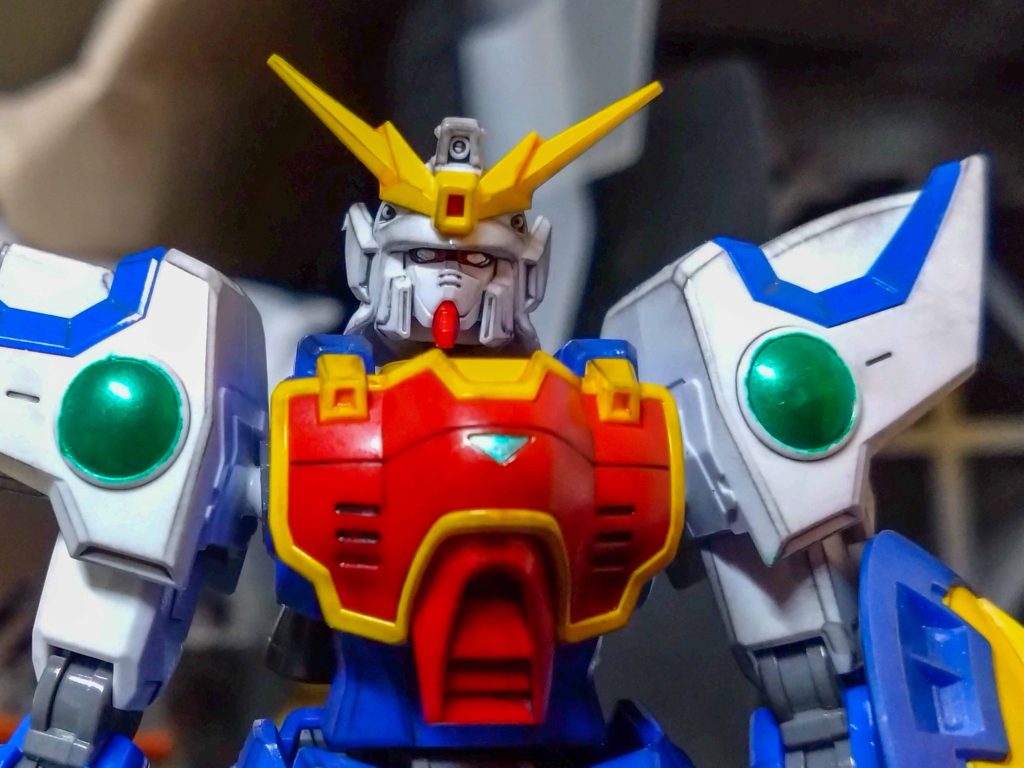 ツインアイを始め各所センサー類はガンマカやボールペンです。肩部の円形センサーだけはマスキングしてガンマカエアブラシです。